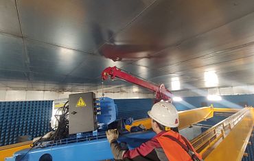 Монтаж с мини-крана с гуськом в помещении